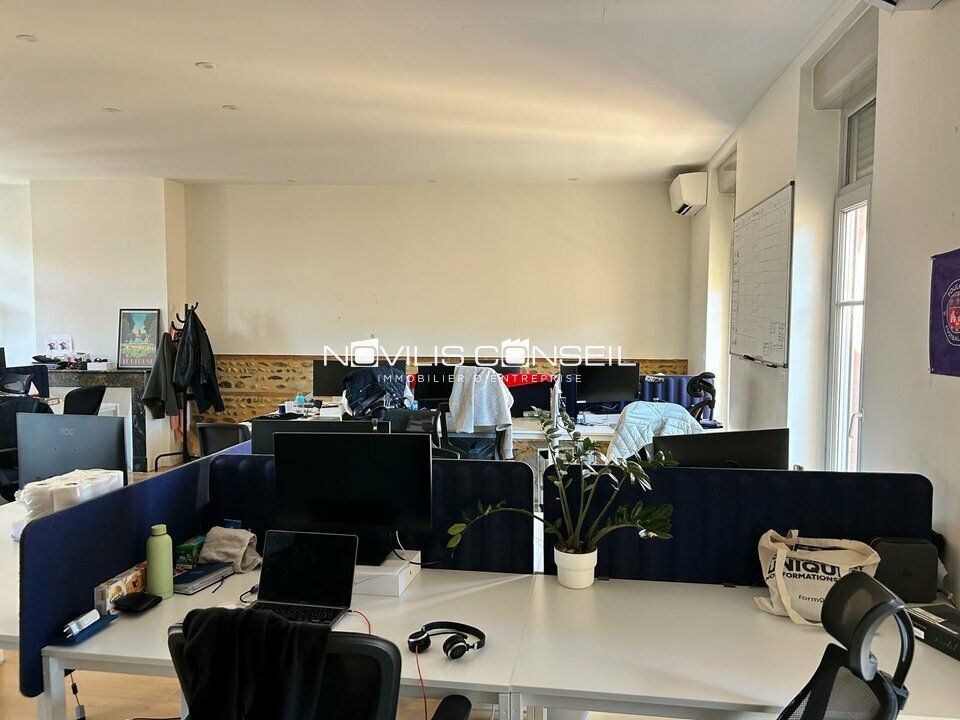 Sur 2 niveaux <br/>Plateau atypique <br/>Douches privatives