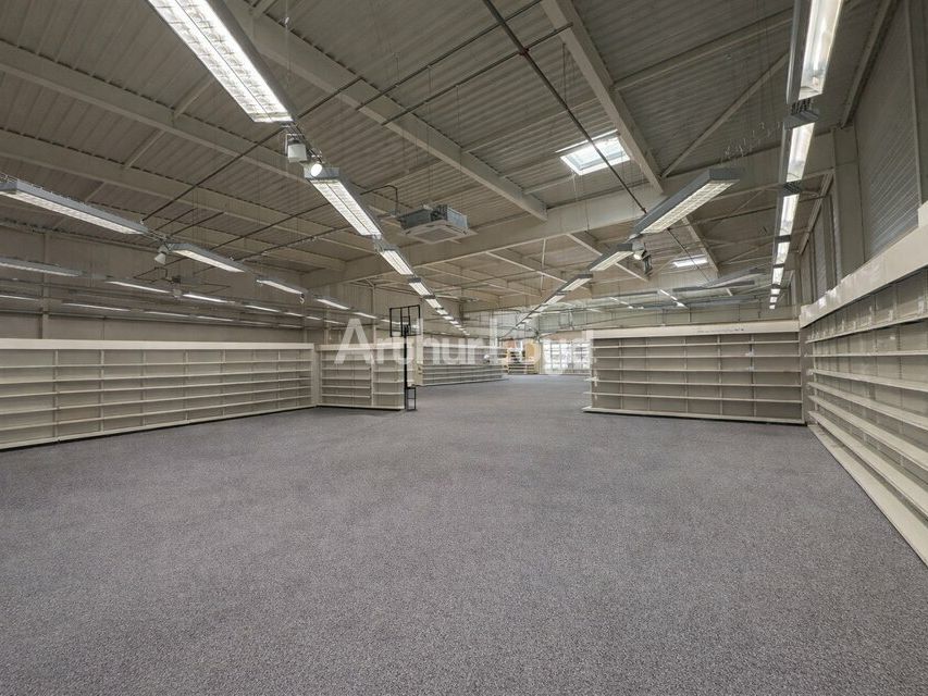 Location local commercial 1218 m² non divisibles