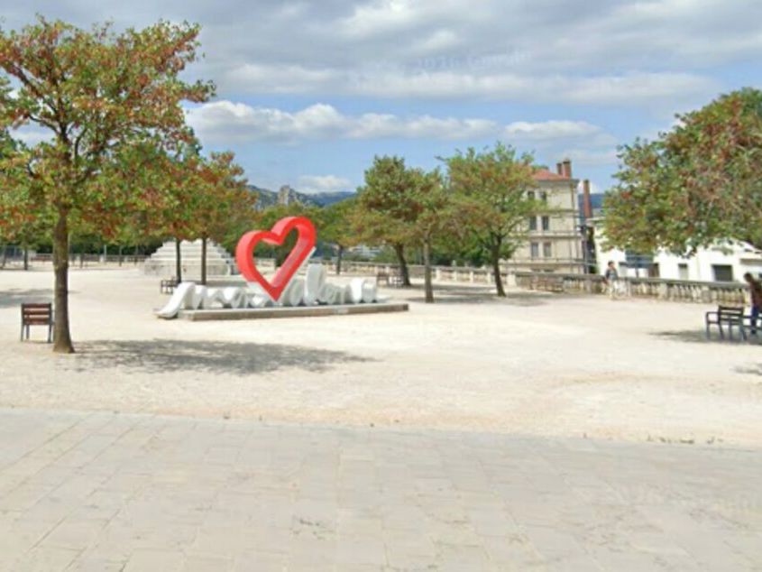 Location local commercial 141 m² non divisibles