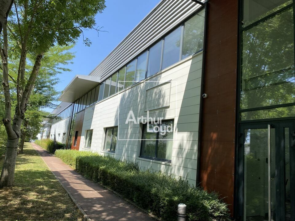 Location local d''activites 3257 m² divisibles à partir de 538 m²