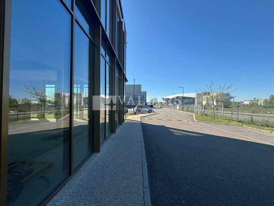 Valoris Real Estate vous propose un local commercial de 205 m², idéalement situé à Meyzieu. Ce local commercial vous offre une flexibilité optimale pour développer votre activité, qu'il s'agisse de restauration ou de services.