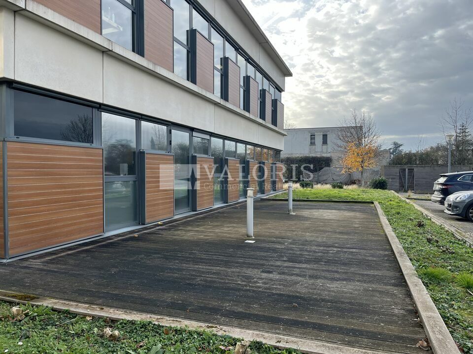 VALORIS REAL ESTATE vous propose à la location un plateau de bureaux cloisonné au sein d'un immeuble de qualité à Dardilly.
