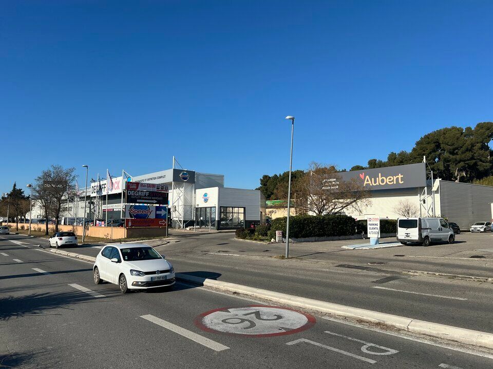 LOCAL COMMERCIAL DE 360 M2  + 100 m2 PATIO/TERRASSE COUVERTE - GRAND VITROLLES - FLUX IMPORTANT