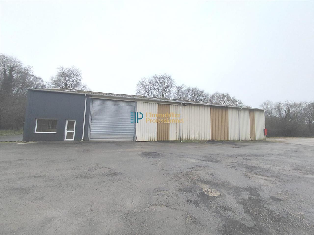 Vente local 458 m² à Saint-Yvi