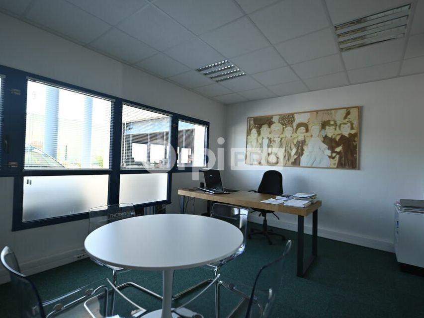BUREAUX A LOUER - 234,40 m² - BRON