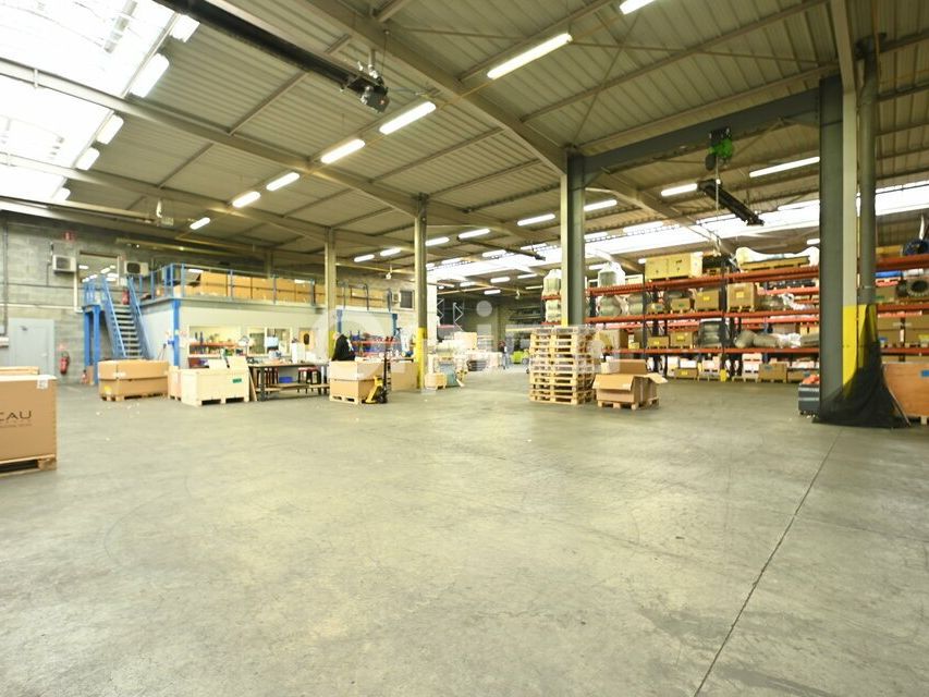 Location local d''activites 1858 m² non divisibles