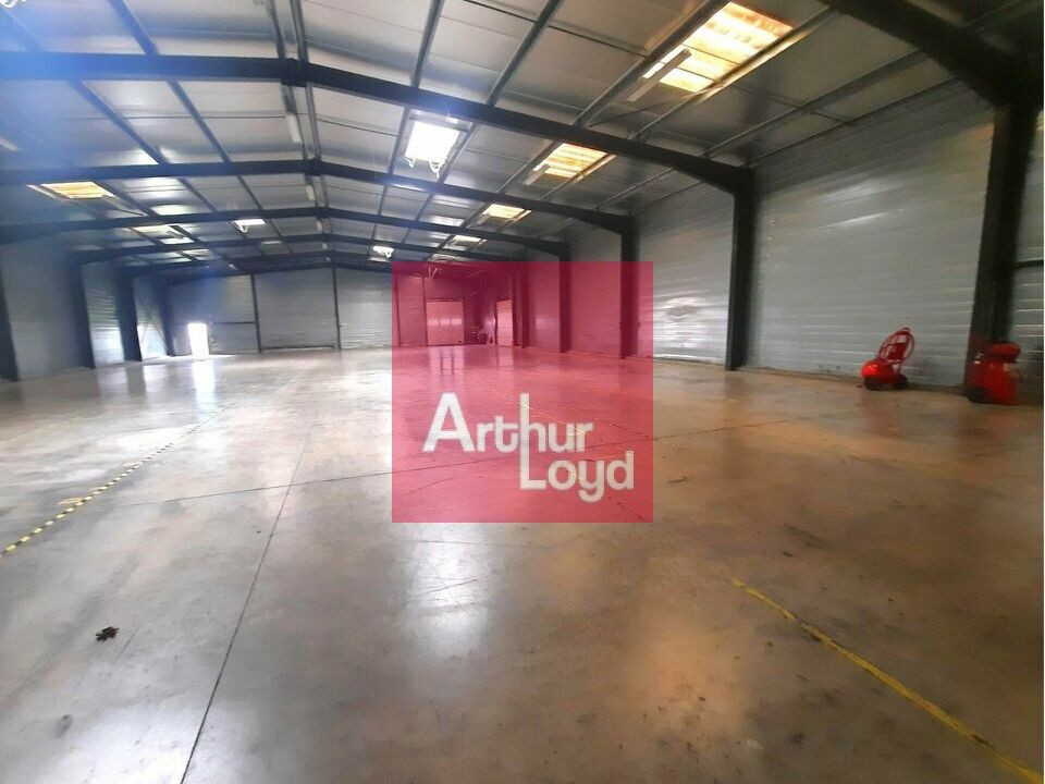 PONT DU CHATEAU A VENDRE LOCAL ACTIVITE 2500 M² - PARCELLE 7957 M² - 1 QUAI