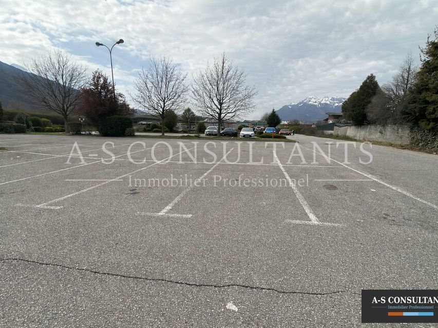A LOUER - ALBERTVILLE (73200) - Local commercial avec vitrines  - 940 m² environ avec mezzanine - show-room : 750 m² environ - emplacement n°1 - forte visibilité depuis la RN 90 (axe principal Tarentaise) - parkings privatifs 40 places.