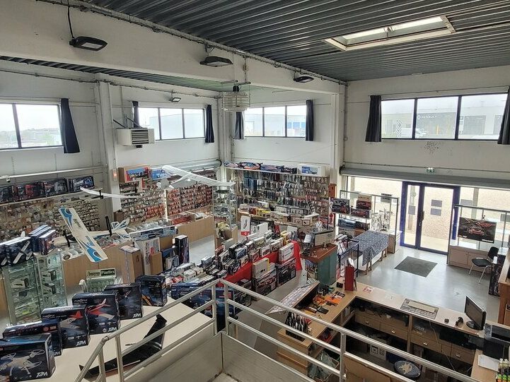 LOCAL D'ACTIVITES ET/OU COMMERCIAL SUR TERRAIN CLOS AVEC GRAND PARKING.