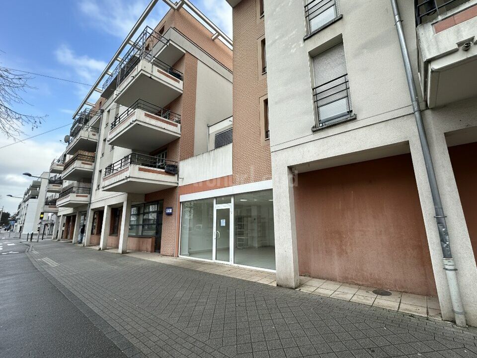 Location local commercial 864.7 m² non divisibles