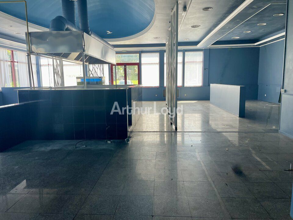 Location local commercial - 310 m²