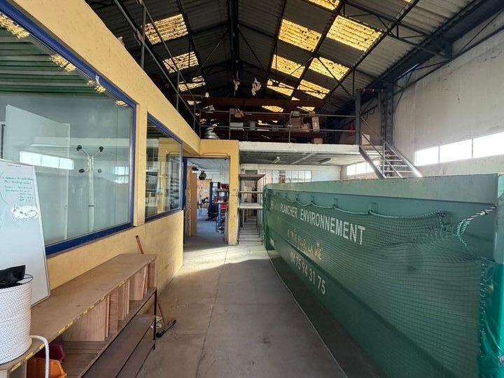 A vendre un local de type entrepôt - atelier - Tournon sur Rhône