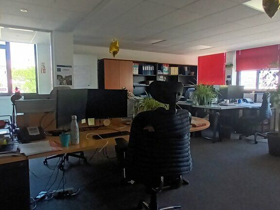 Centre-ville - Beaux bureaux avec nombreux stationnements privatifs.