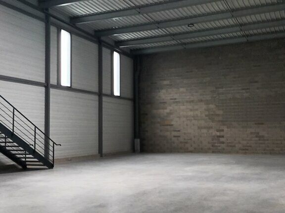 Location local d''activites 2990 m² divisibles à partir de 373 m²