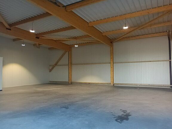Proximité immédiate A29 - local neuf (2025) - atelier et bureaux divisibles.