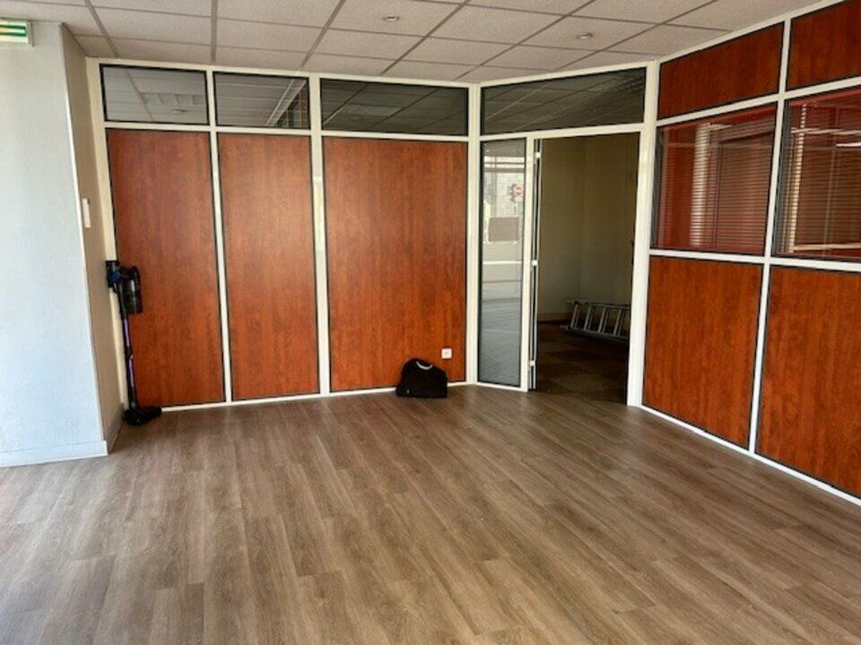 TOURS MIRABEAU - LOCAL COMMERCIAL AVEC VITRINE D'ANGLE