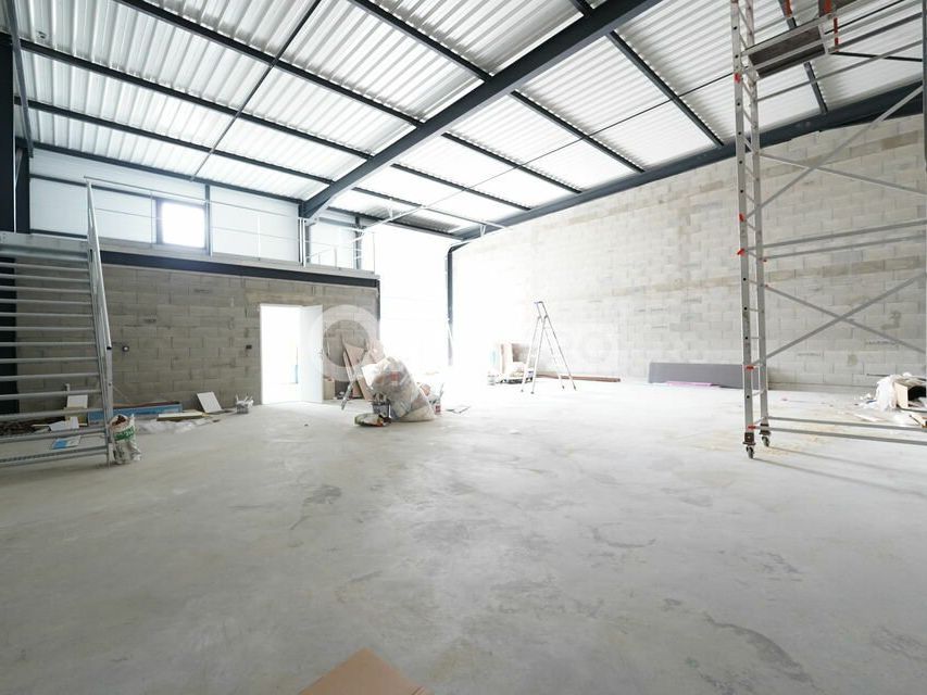 Location local d''activites 780 m² divisibles à partir de 260 m²