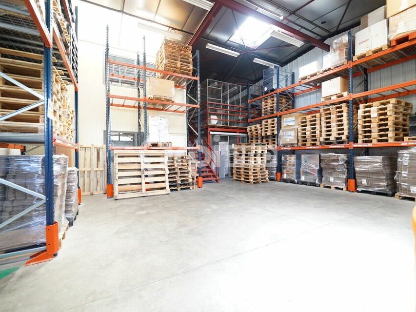 LOCAUX D'ACTIVITE A VENDRE - 600 m² NON DIVISIBLE - GREZIEU LA VARENNE