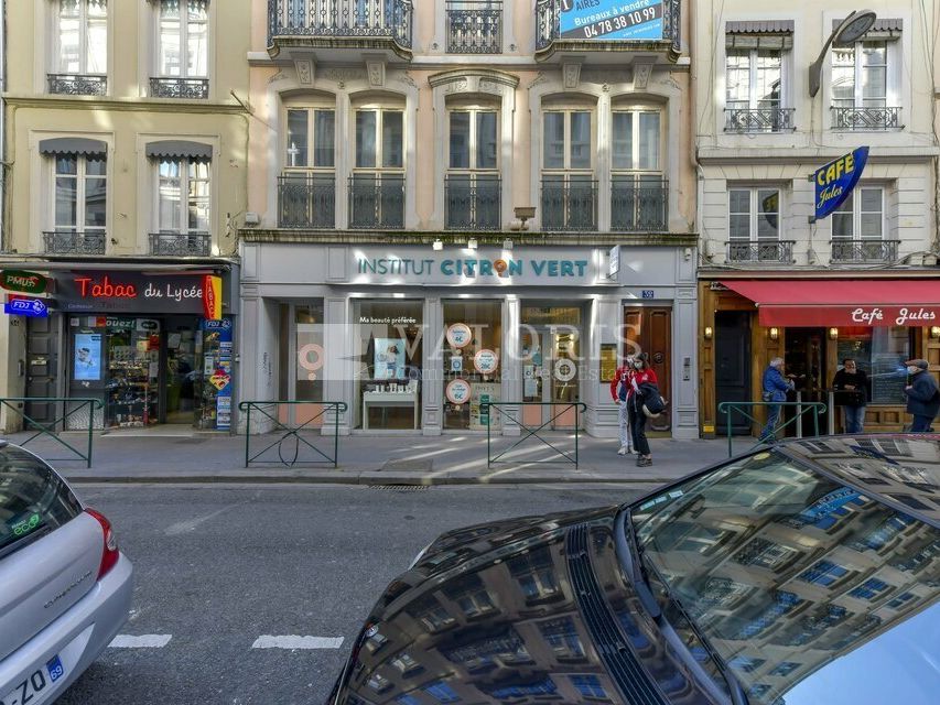 Valoris Real Estate vous propose à la vente utilisateur un local libre de toute occupation, local commercial idéalement situé au cœur du 2ème arrondissement de Lyon. Possibilité restauration sans gaine d'extraction.