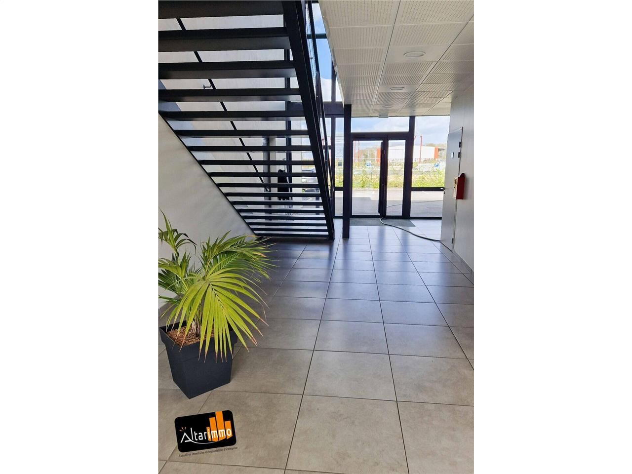 A VENDRE très beau plateau de bureau d'environ 105 m² au coeur d'un petit parc d'activité paysagé en périphérie de Chartres, à proximité immédiate de grands axes routiers.