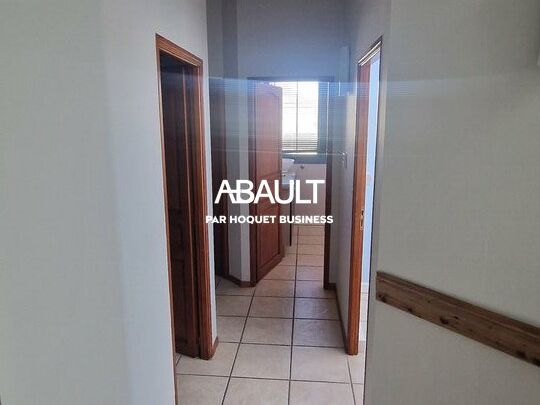 A LOUER - LOCAL COMMERCIAL D'ENVIRON 100M² - SAINT JEAN