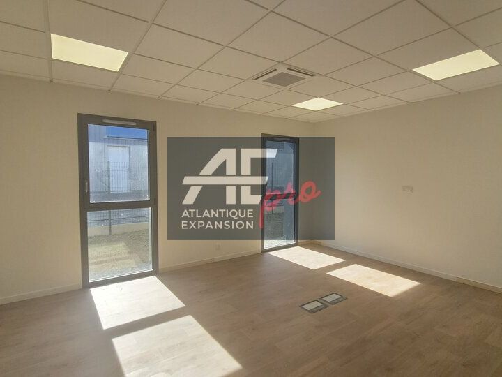 A LOUER – BUREAUX NEUFS 70,60 m² – AXE NANTES / SAINT-NAZAIRE/VANNES  – PARKINGS PRIVÉS 