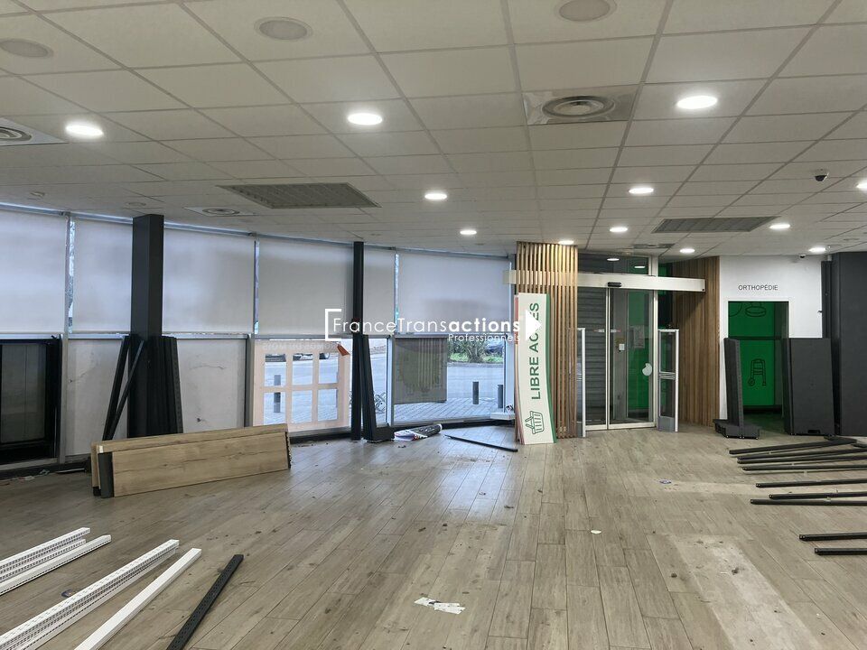 Location local commercial 225 m² non divisibles