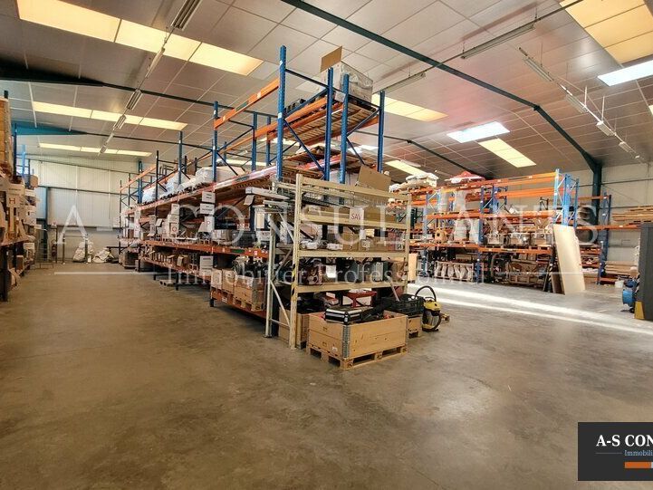SAINT DONAT- SUR-L'HERBASSE (26260) à vendre local d'activité de 2 000 m² avec stationnements situé proches des axes.