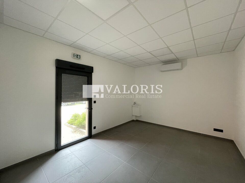  Valolris Real Estate vous propose à la location une surface de bureaux cloisonnées de 167 m² situé à Sainte-Foy-Lès-Lyon.