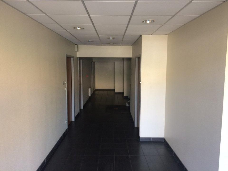 Nous vous proposons un lot de bureaux de 81 m² à la location dans un parc d'activité récent de Limas. Ces bureaux sont très bien situés en sortie d'autoroute A6 et proche de la gare SNCF de Villefranche-sur-Saône. 