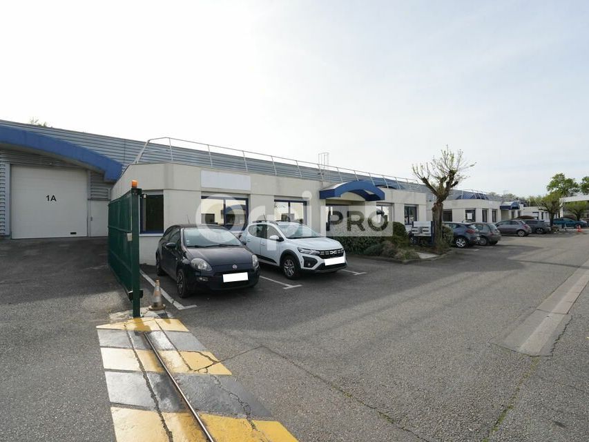 Location local d''activites 1612 m² divisibles à partir de 169 m²