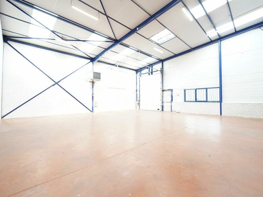 CELLULE D'ACTIVITE A LOUER - 304 m² - SAINT-GENIS-LAVAL