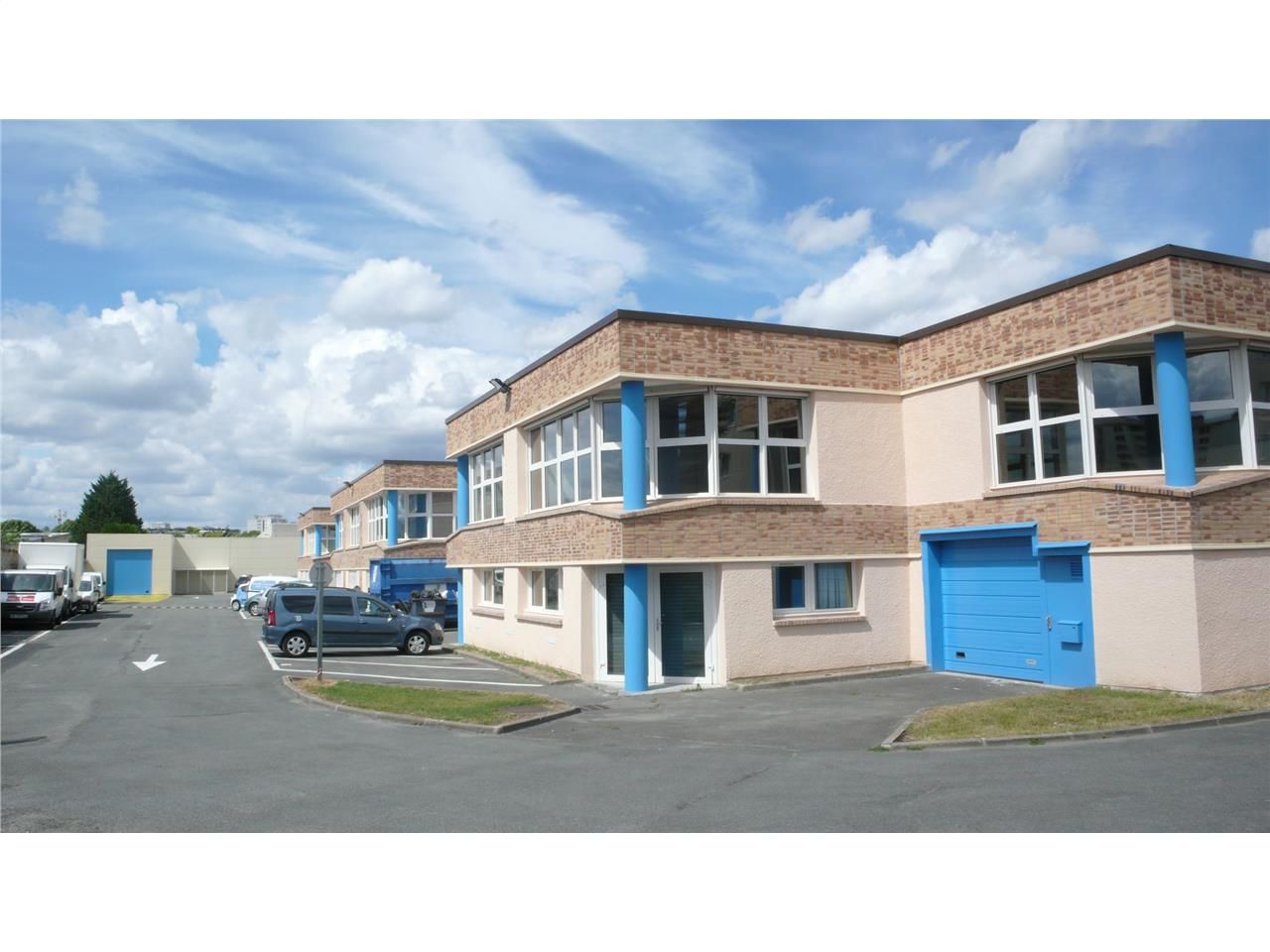 Location entrepôts 1799 m² non divisibles