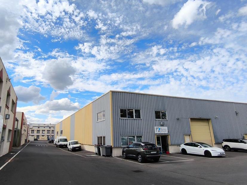 Location entrepôts 749 m² non divisibles