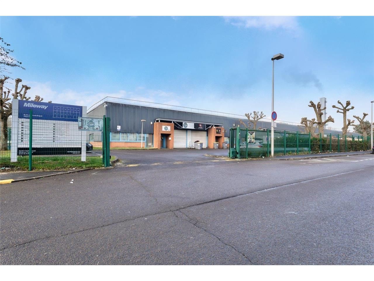 Location entrepôts 264 m² non divisibles