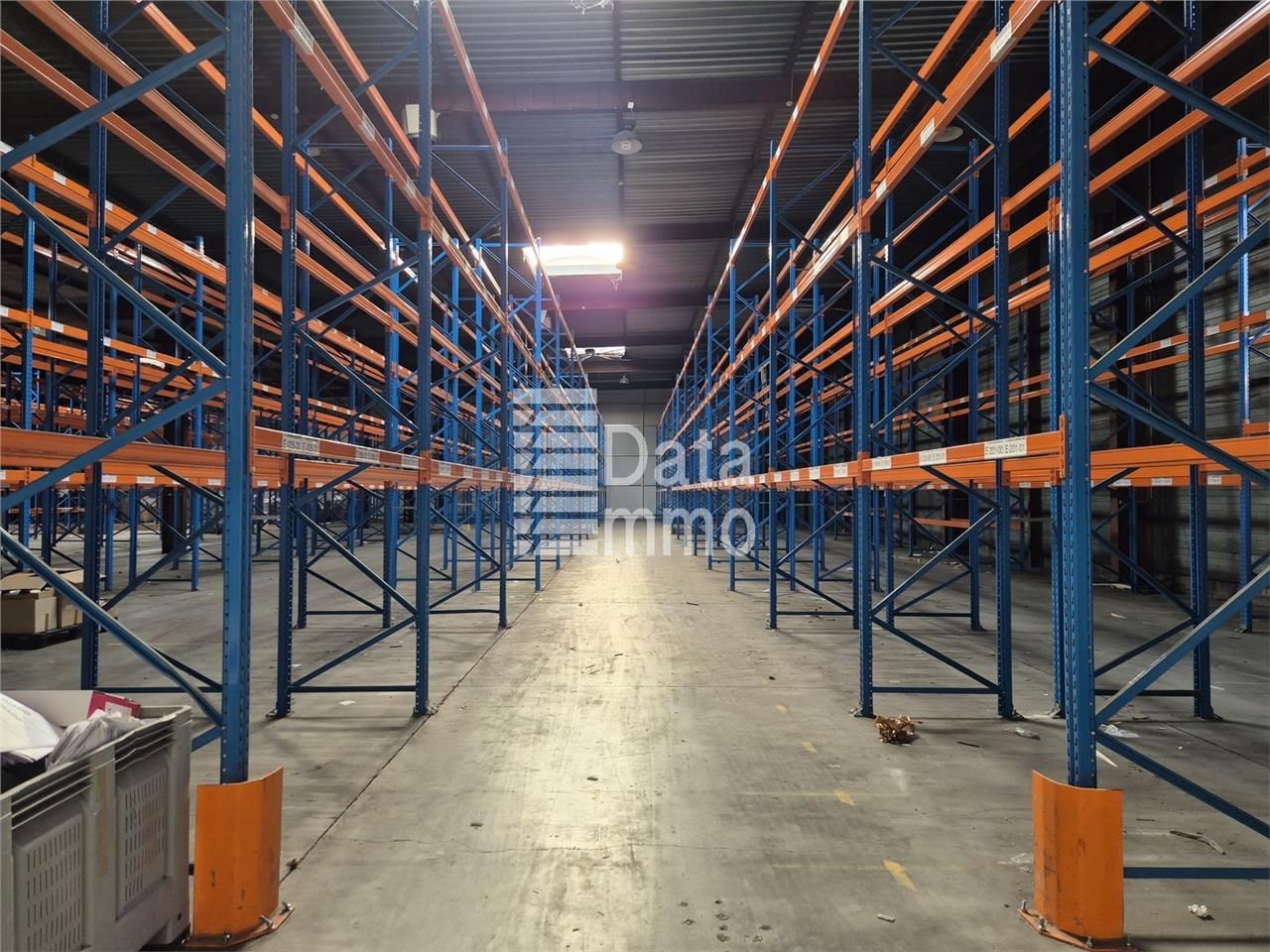 Location entrepôts 2800 m² non divisibles