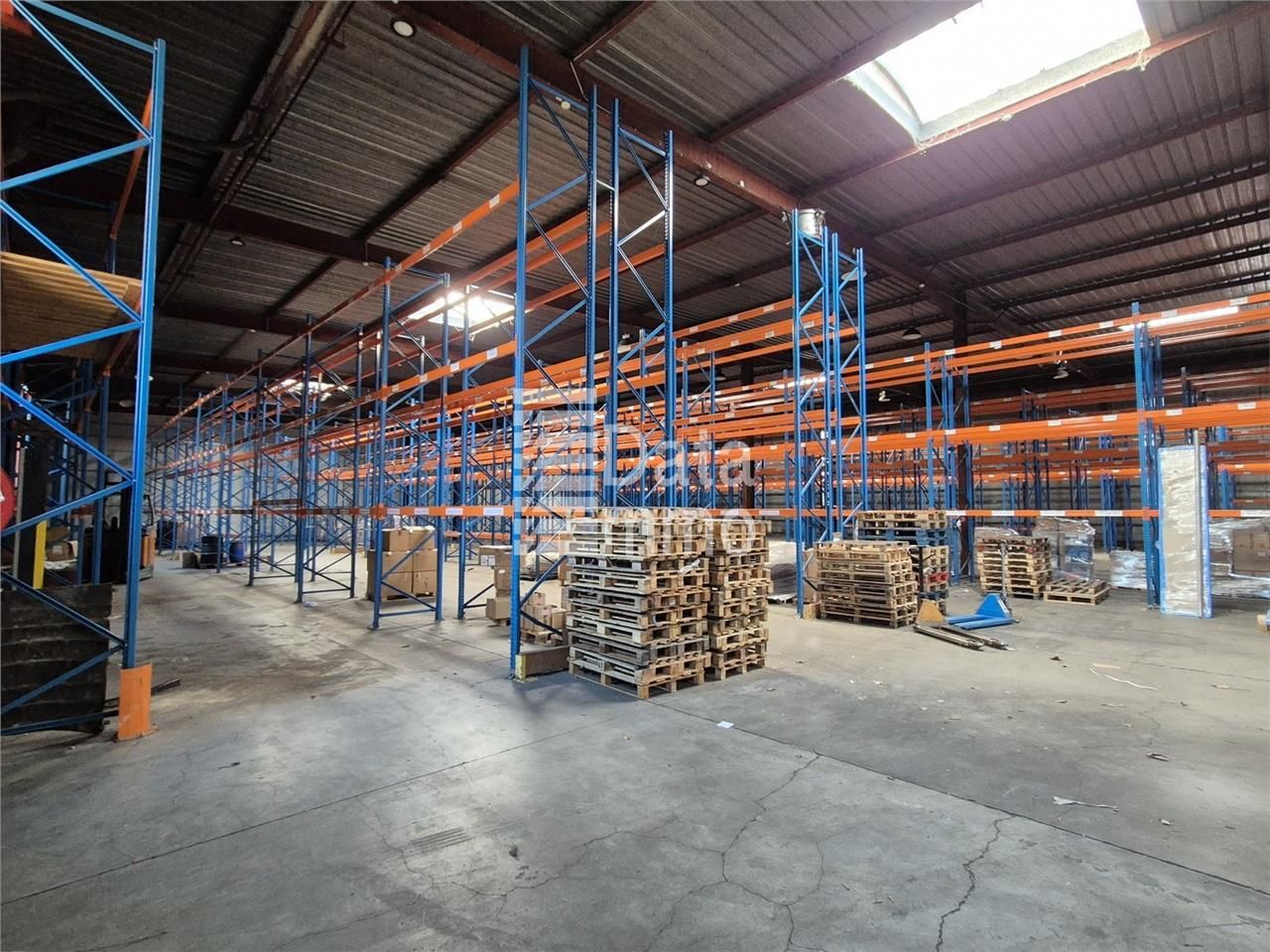 Location entrepôts 2800 m² non divisibles