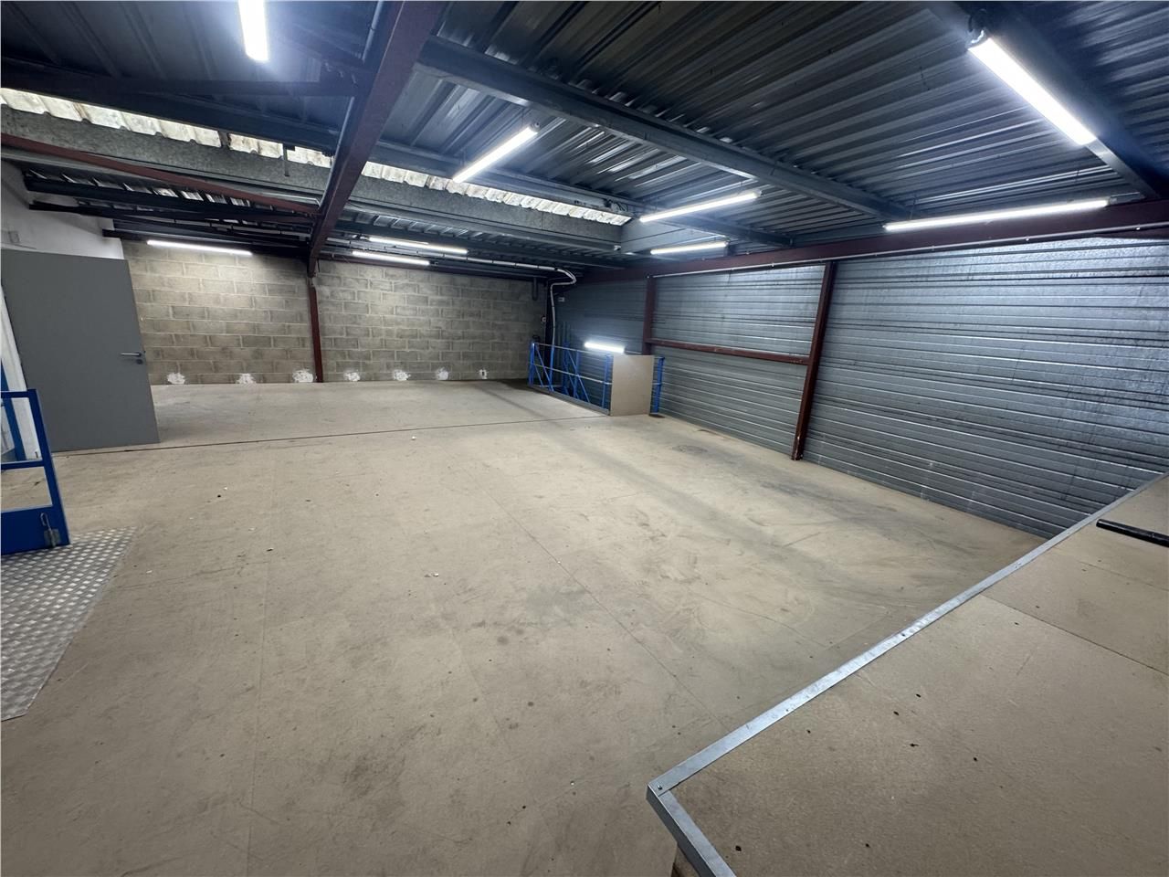 Location entrepôts 320 m² non divisibles