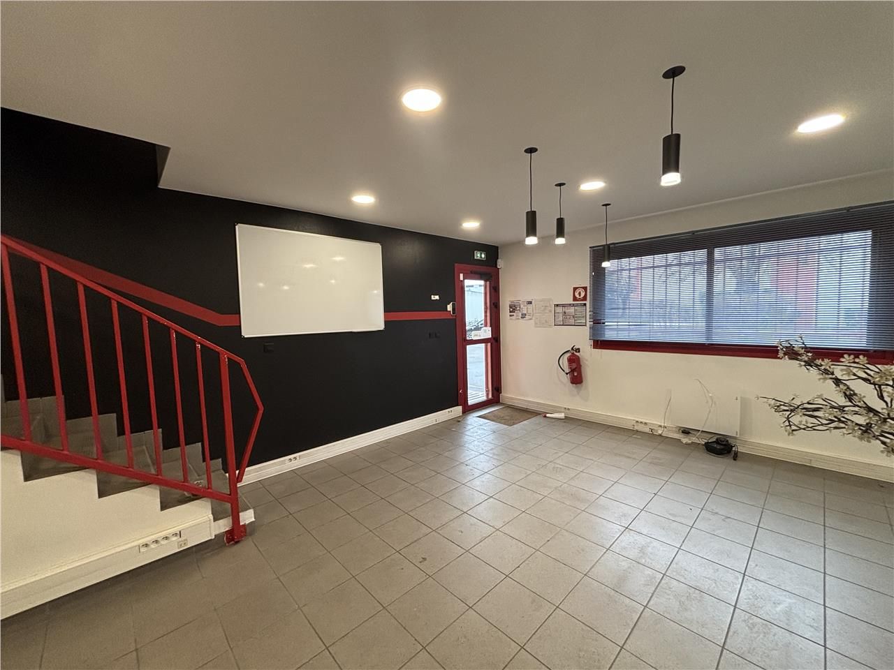 Location entrepôts 320 m² non divisibles