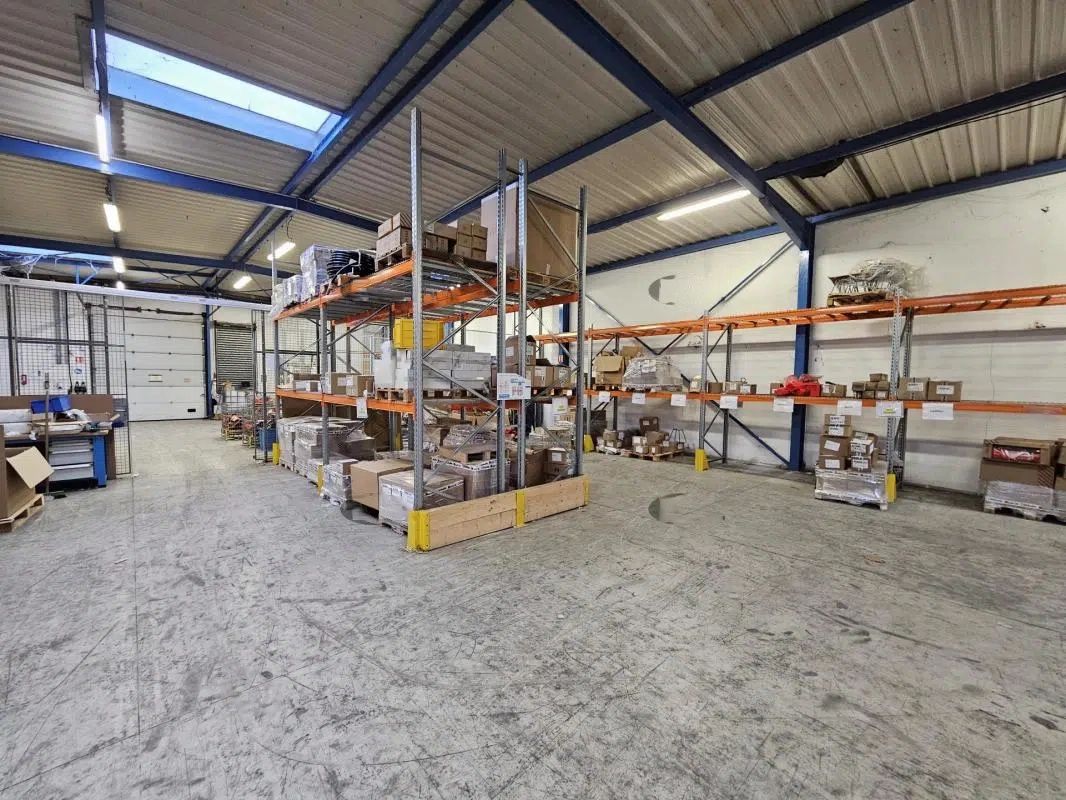 Location entrepôts 1416 m² non divisibles