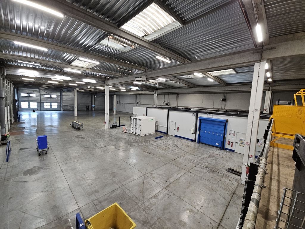 Location entrepôts 932 m² non divisibles