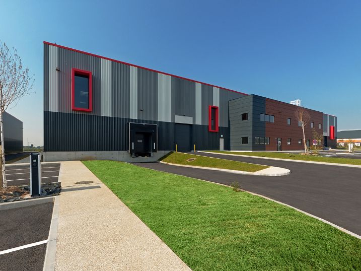 Location entrepôts 3925 m² non divisibles