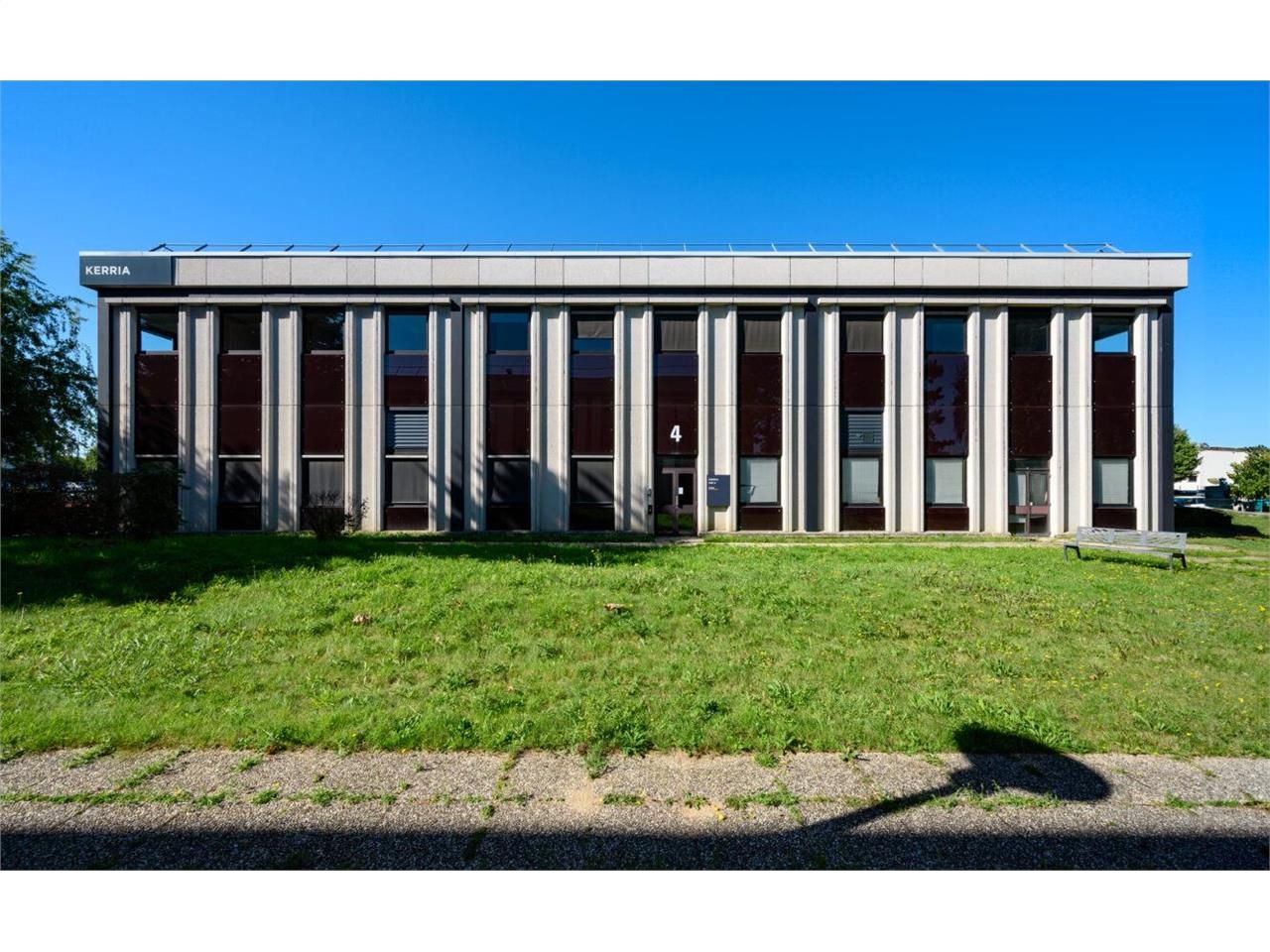Location entrepôts 682 m² non divisibles