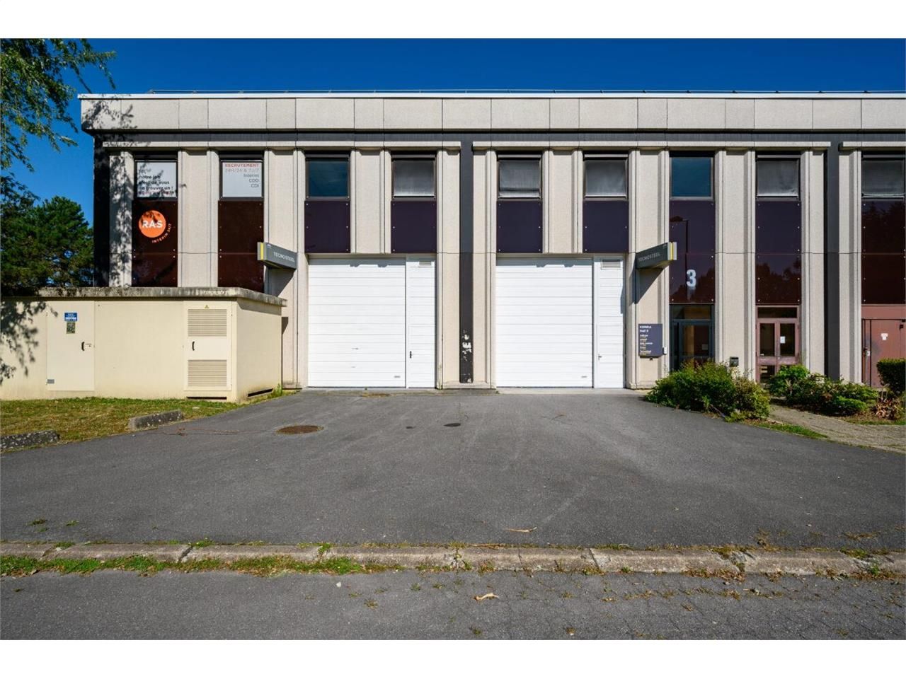 Location entrepôts 682 m² non divisibles