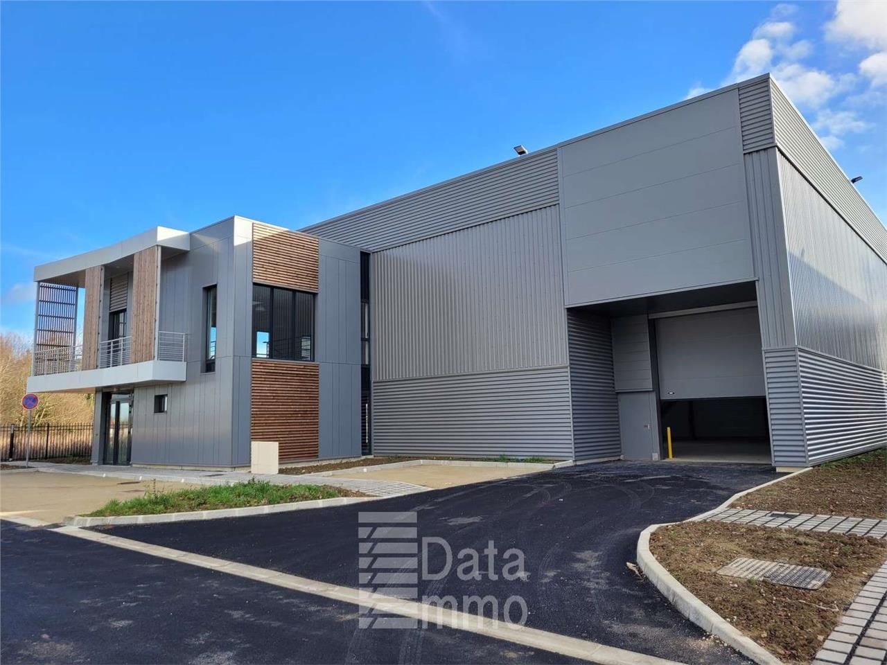 Location entrepôts 781 m² non divisibles