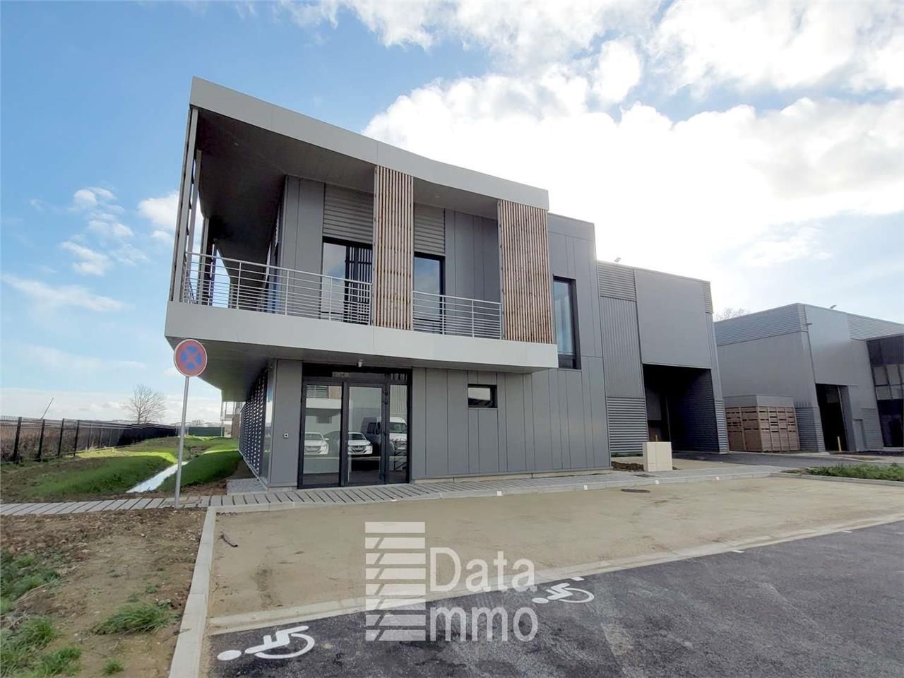 Location entrepôts 781 m² non divisibles