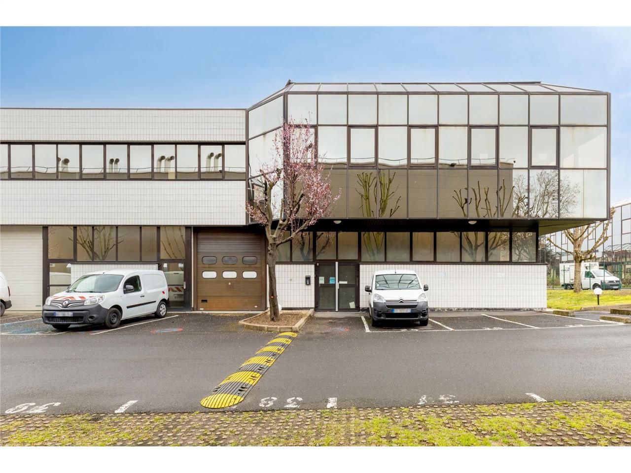 Location entrepôts 1937 m² non divisibles