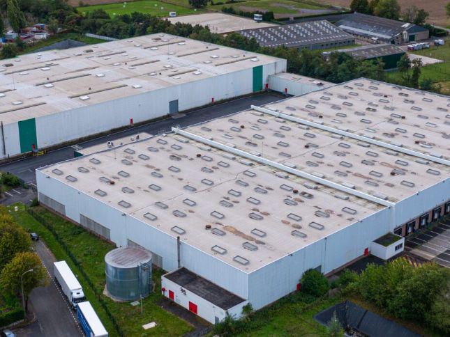 Location entrepôts 27202 m² non divisibles