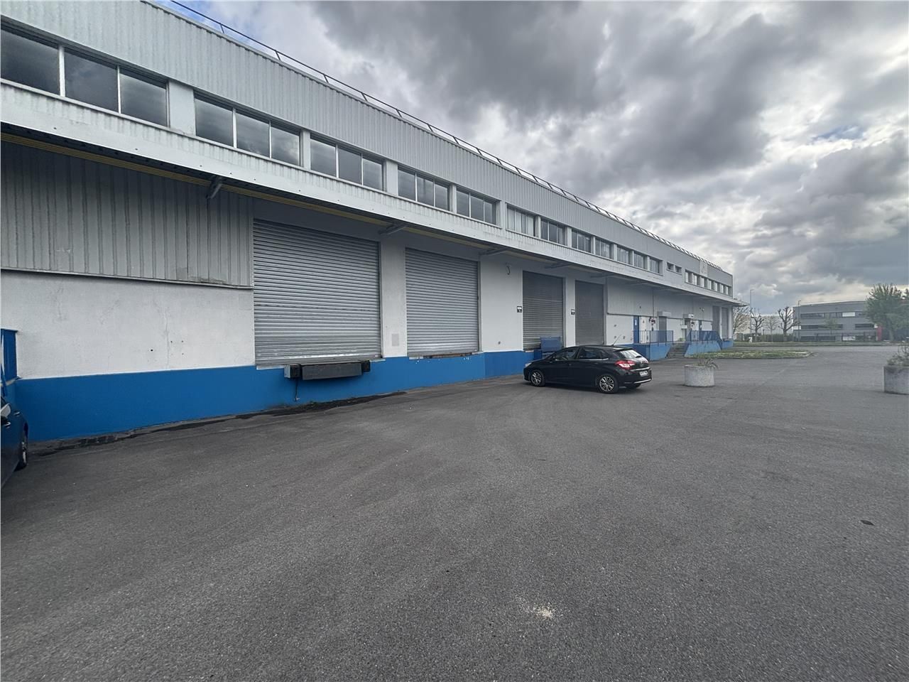 Location entrepôts 1340 m² non divisibles