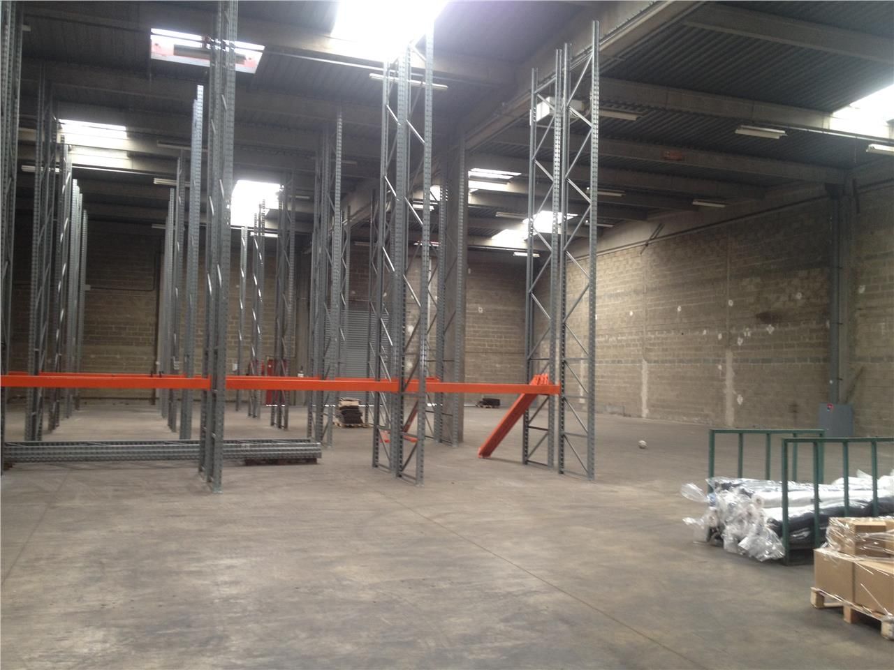 Location entrepôts 1340 m² non divisibles